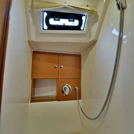 보트호텔 Bavaria 46 Cruiser 만갈리아