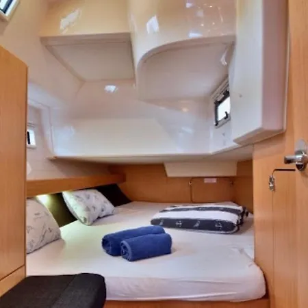 Bavaria 46 Cruiser 船上ホテル *