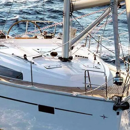 Bavaria 46 Cruiser 船上ホテル マンガリア